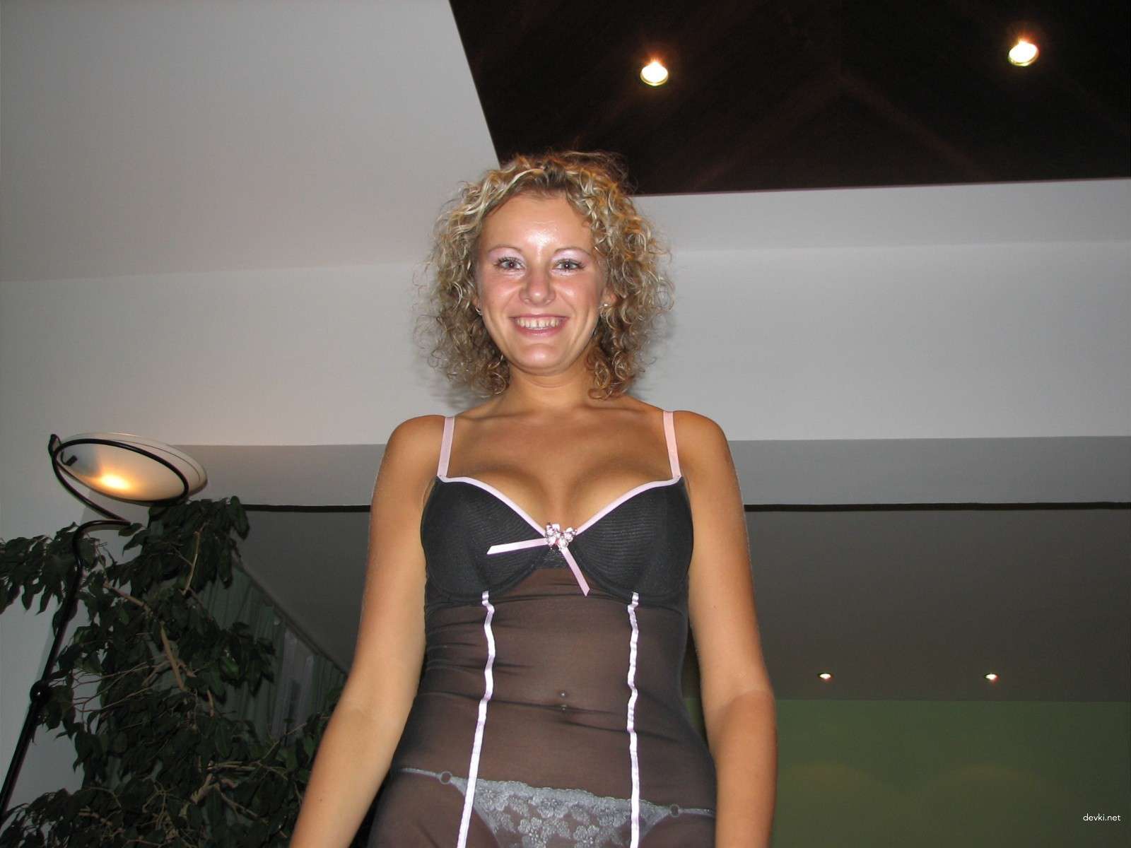 Amateur Home Photoshoot: Explicit XXX Session with Horny Babe