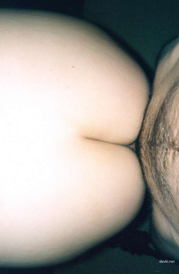 Teen girl flaunts her ass in explicit photo shoot for maximum arousal