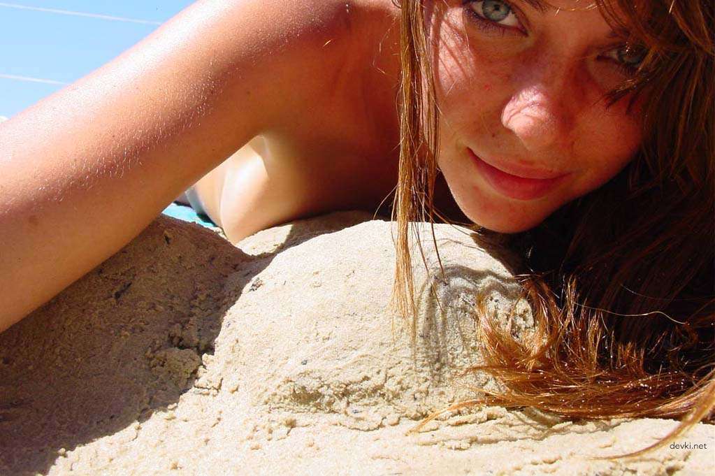 Hot Beach Selfies: Explicit Amateur Erotic Photos