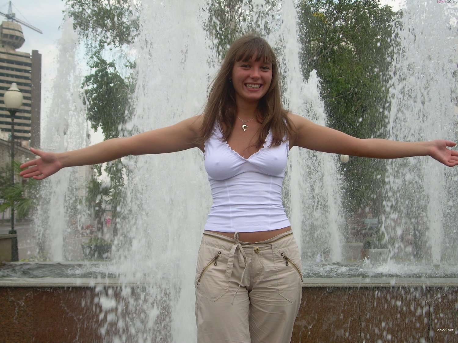 Amateur Topless Sexual Poses: Explicit and Bold Photos