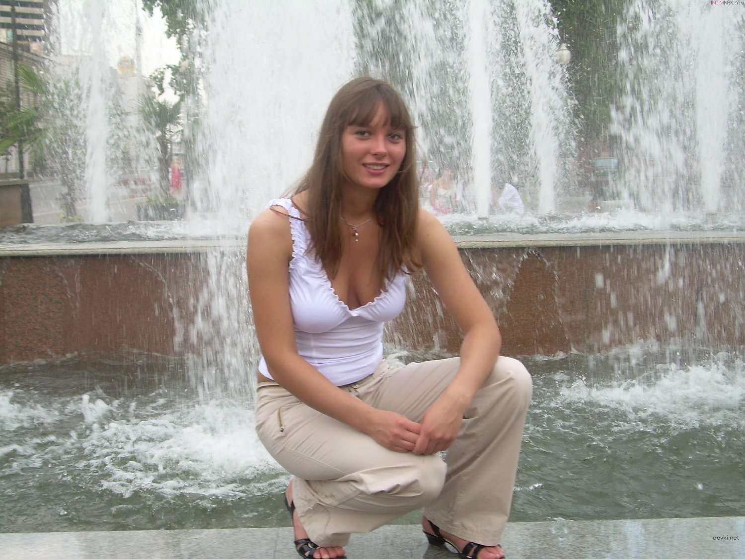 Amateur Topless Sexual Poses: Explicit and Bold Photos