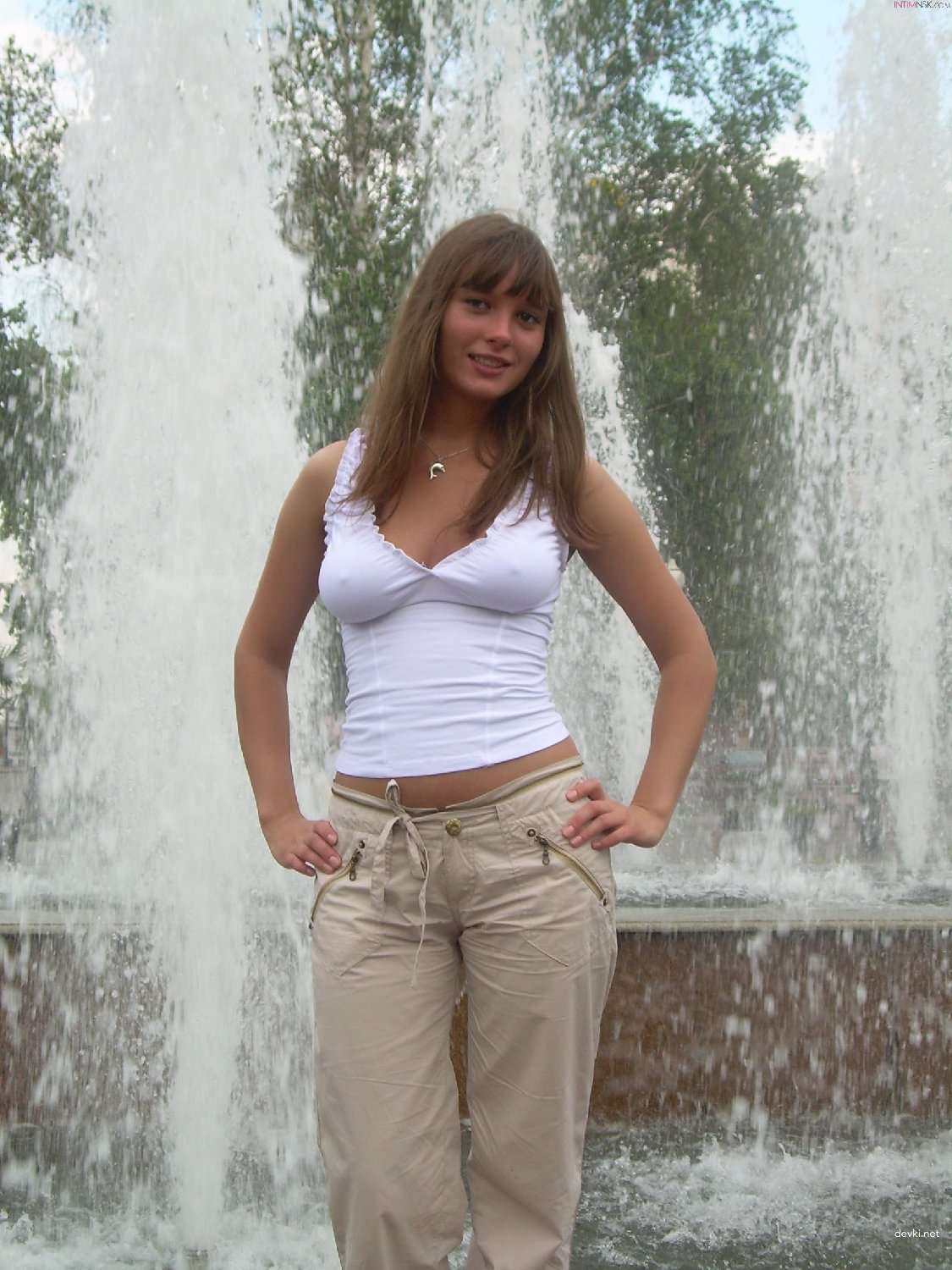 Amateur Topless Sexual Poses: Explicit and Bold Photos