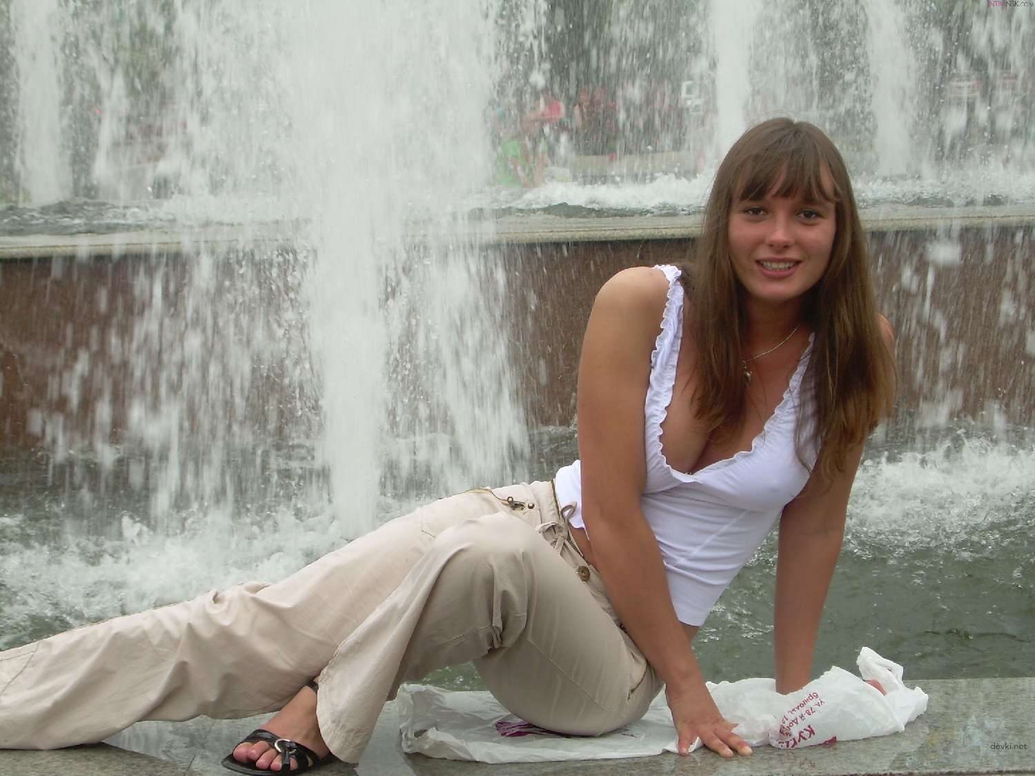 Amateur Topless Sexual Poses: Explicit and Bold Photos