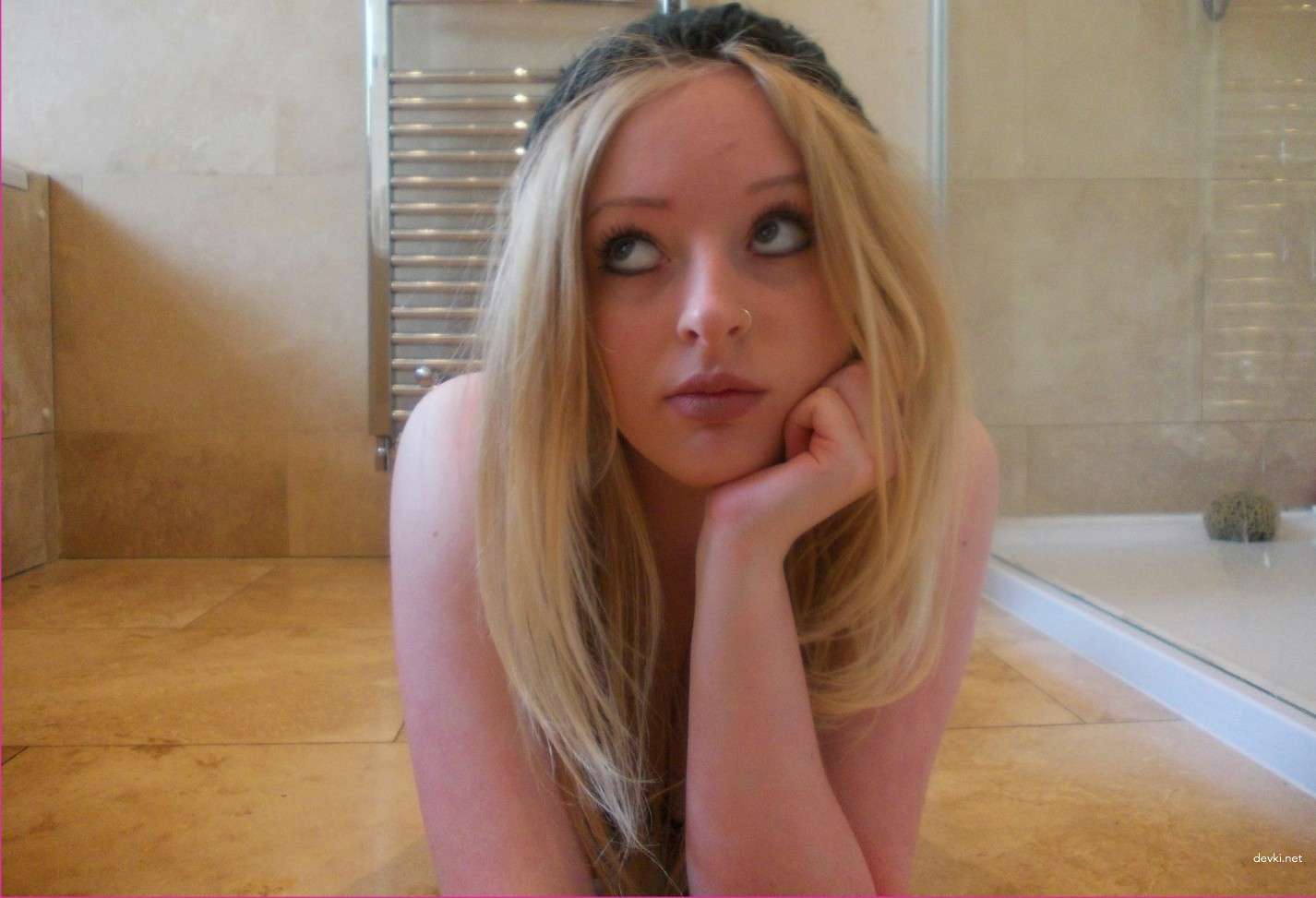 Young Girl in Private Amateur Photos: Explicit and Bold Images of Naughty Teenager