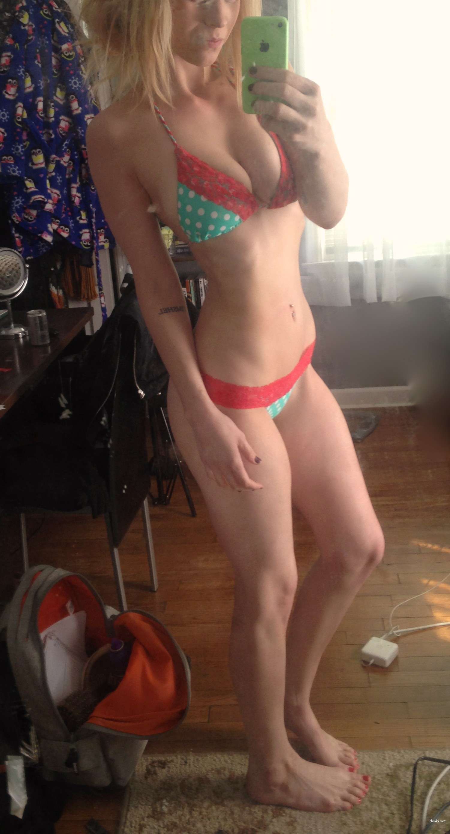 Seductive Blonde Amateur Babe Exposing All - Explicit Amateur Photo