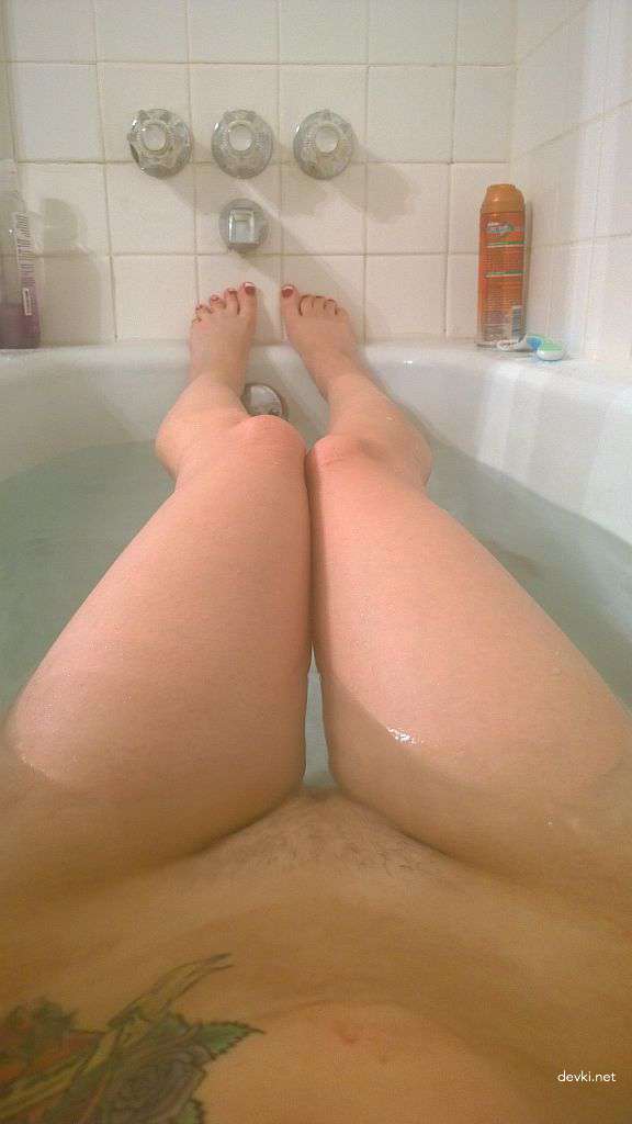 Explicit Amateur Selfie: Intimate Bedroom Photo Shoot with Seductive Poses