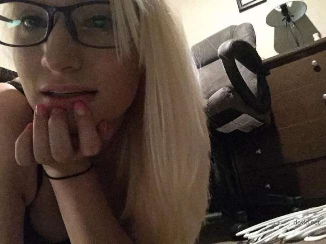 Explicit Amateur Selfie: Intimate Bedroom Photo Shoot with Seductive Poses
