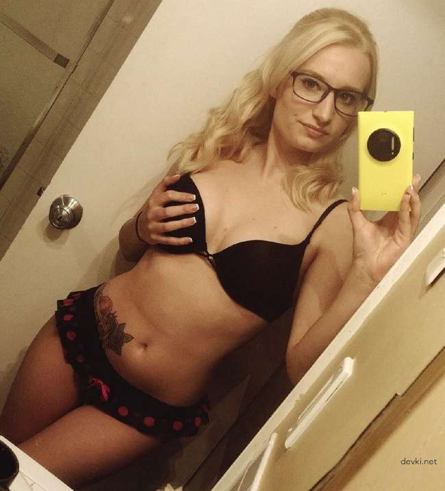 Explicit Amateur Selfie: Intimate Bedroom Photo Shoot with Seductive Poses