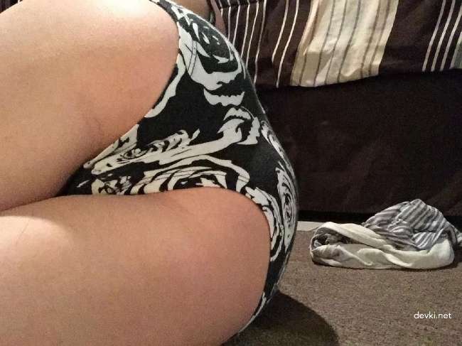 Explicit Amateur Selfie: Intimate Bedroom Photo Shoot with Seductive Poses