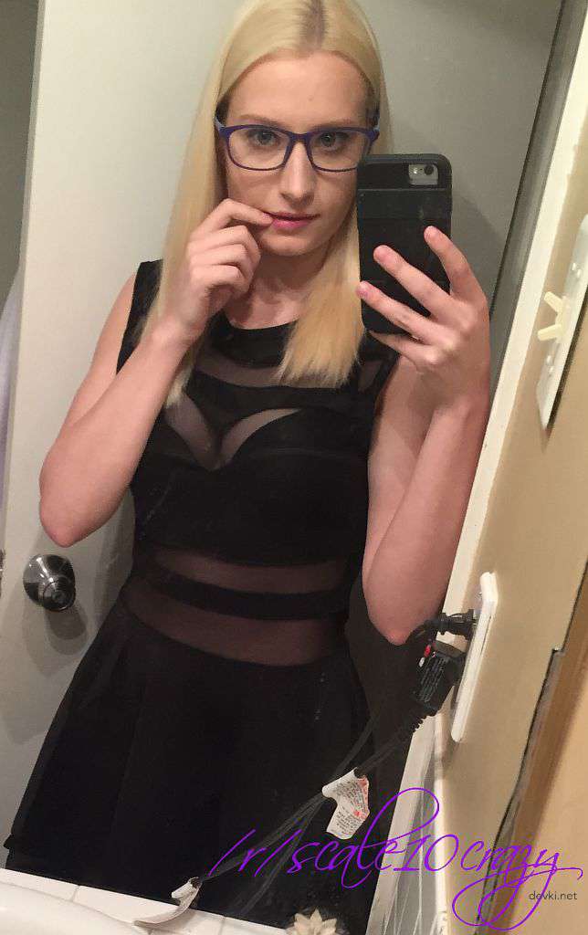 Explicit Amateur Selfie: Intimate Bedroom Photo Shoot with Seductive Poses