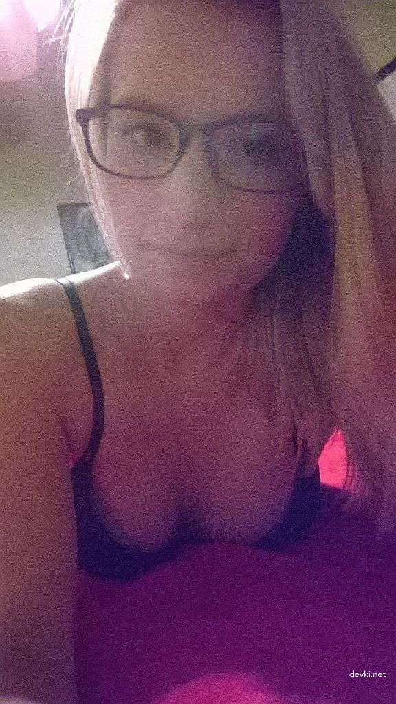 Explicit Amateur Selfie: Intimate Bedroom Photo Shoot with Seductive Poses