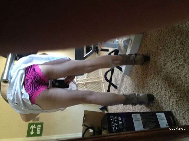 Explicit Amateur Selfie: Intimate Bedroom Photo Shoot with Seductive Poses
