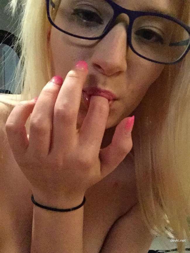 Explicit Amateur Selfie: Intimate Bedroom Photo Shoot with Seductive Poses