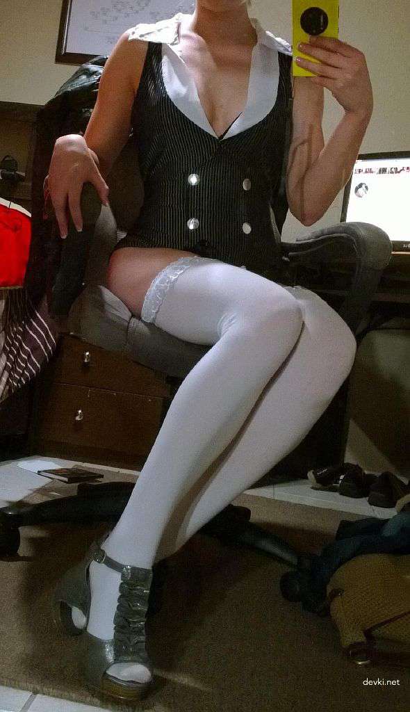 Explicit Amateur Selfie: Intimate Bedroom Photo Shoot with Seductive Poses