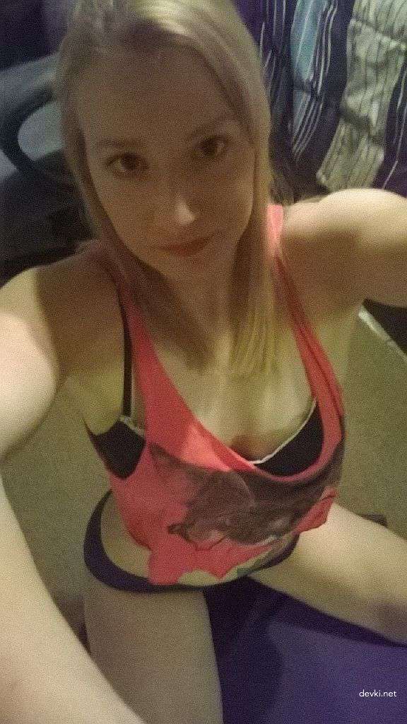 Explicit Amateur Selfie: Intimate Bedroom Photo Shoot with Seductive Poses