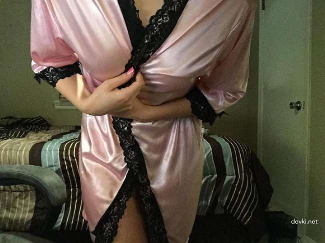 Explicit Amateur Selfie: Intimate Bedroom Photo Shoot with Seductive Poses