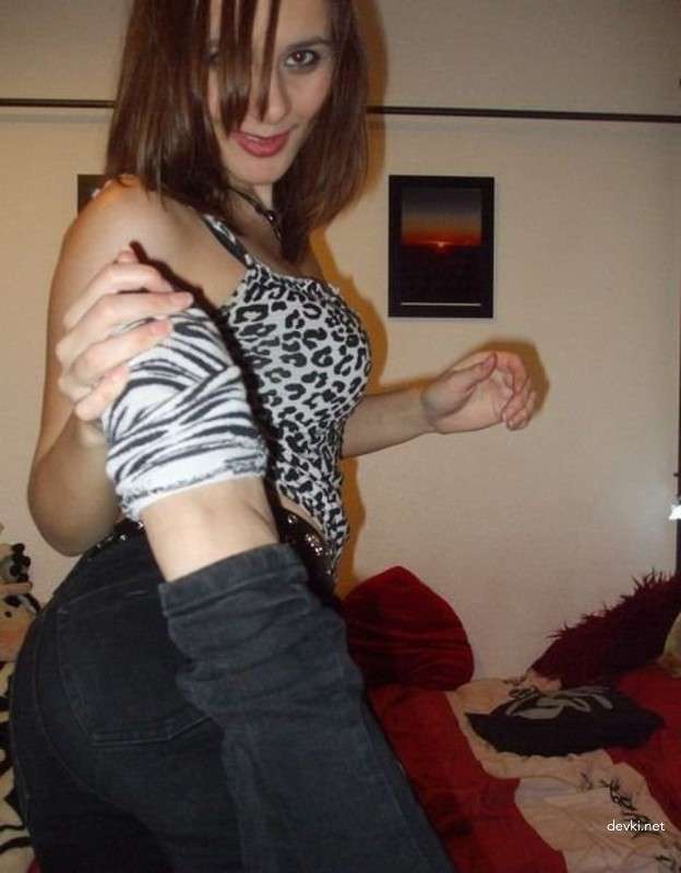 Amateur Babe Strips Erotically on Camera for Explicit Photoshoot