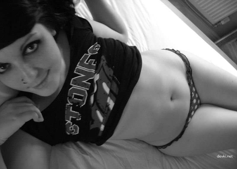 Explicit Amateur Black and White Photos of Girls - Uncensored Erotica