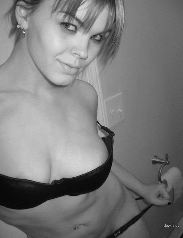 Explicit Amateur Black and White Photos of Girls - Uncensored Erotica