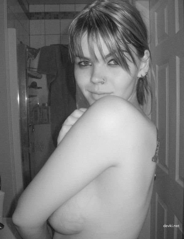 Explicit Amateur Black and White Photos of Girls - Uncensored Erotica