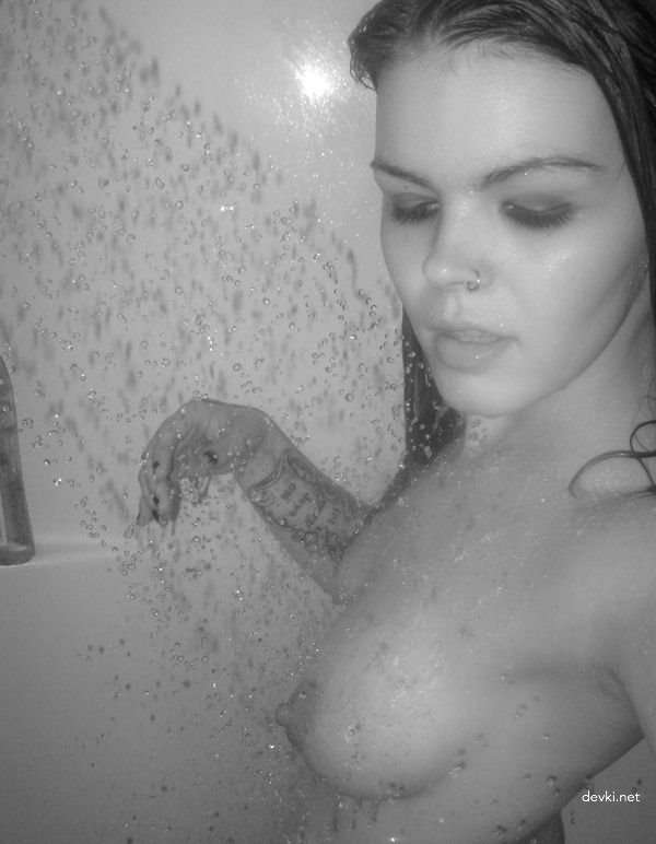 Explicit Amateur Black and White Photos of Girls - Uncensored Erotica