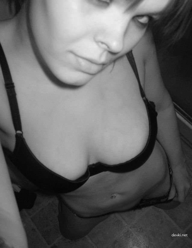 Explicit Amateur Black and White Photos of Girls - Uncensored Erotica