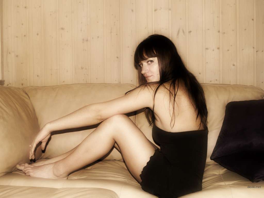 Amateur Photoshoot Turns Explicit: Hot Girl Poses Provocatively