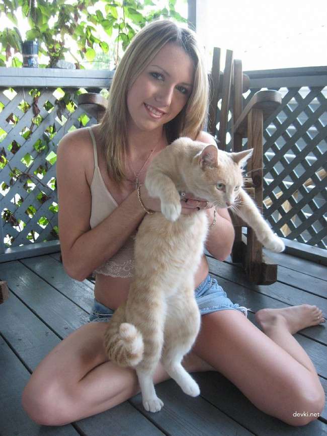 American Amateur Exposed: Explicit Close-Up of Her Intimate Area