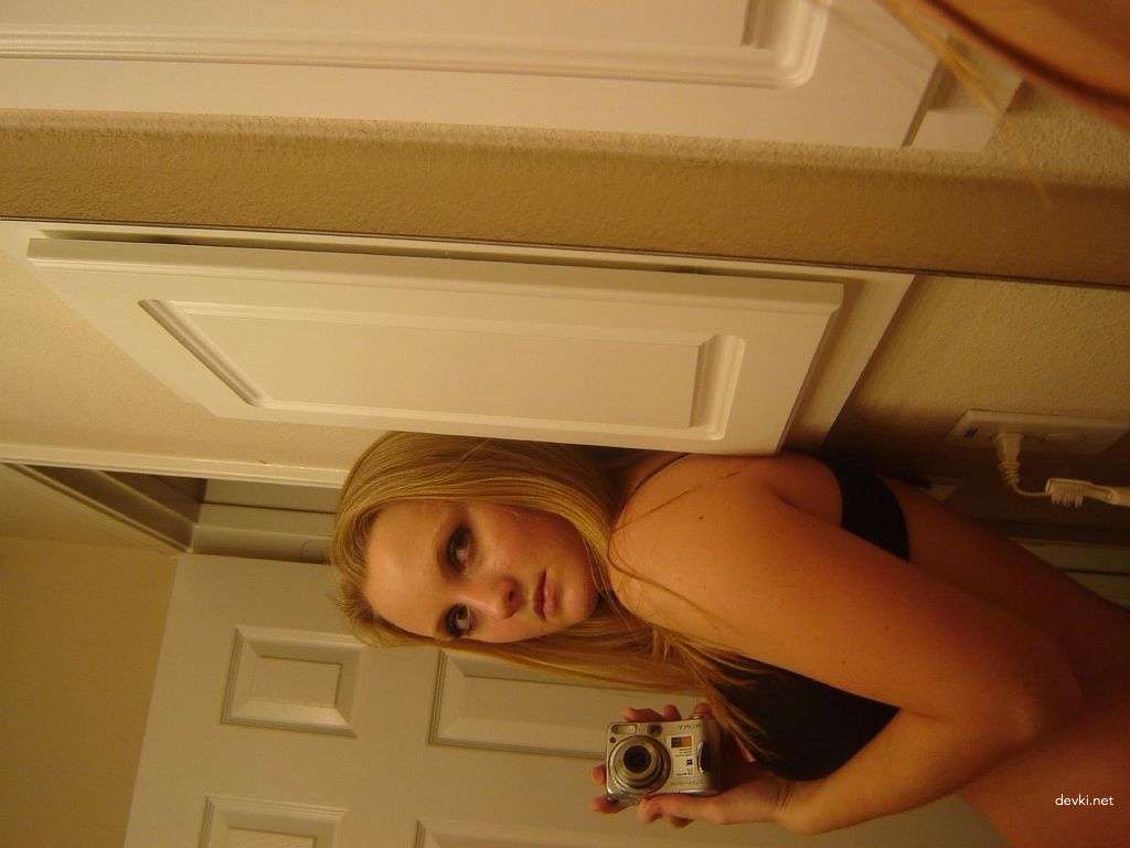 Amateur Girl Selfie in Bathroom - Explicit Bathroom Selfie Photo