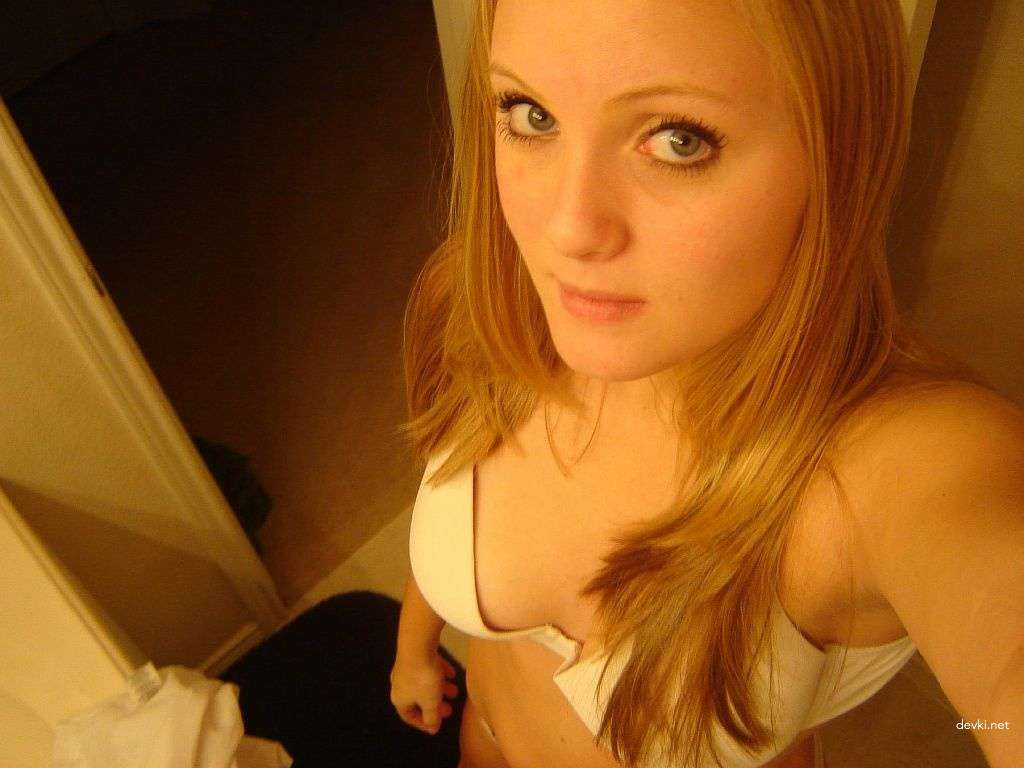 Amateur Girl Selfie in Bathroom - Explicit Bathroom Selfie Photo