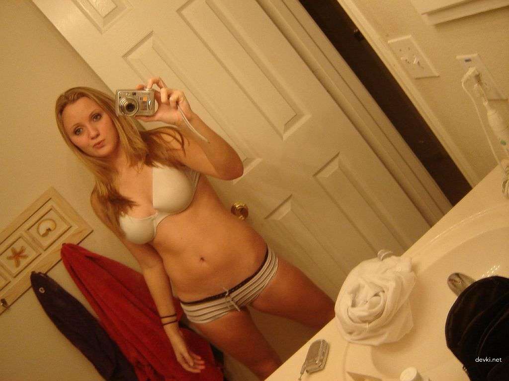 Amateur Girl Selfie in Bathroom - Explicit Bathroom Selfie Photo