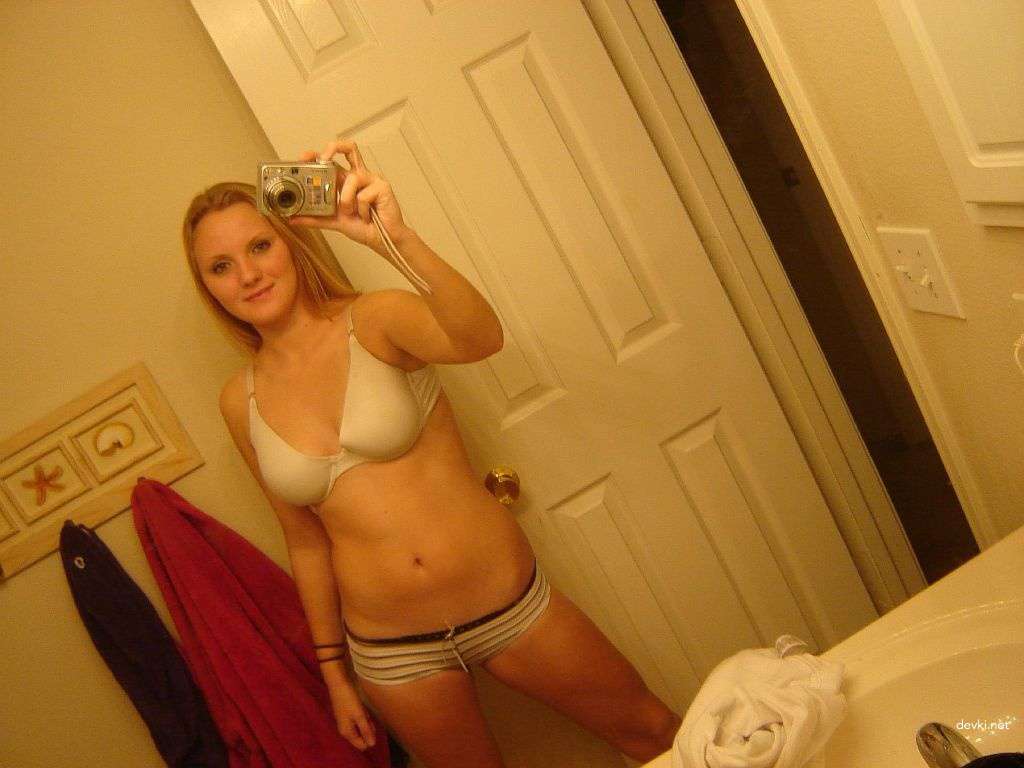 Amateur Girl Selfie in Bathroom - Explicit Bathroom Selfie Photo