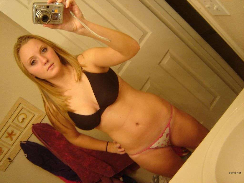 Amateur Girl Selfie in Bathroom - Explicit Bathroom Selfie Photo