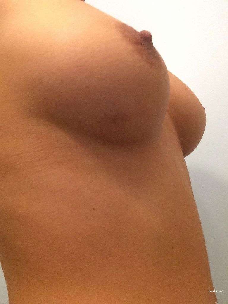 Explicit Amateur Photos: Girl with Shaved Pussy Exposing Herself at Home