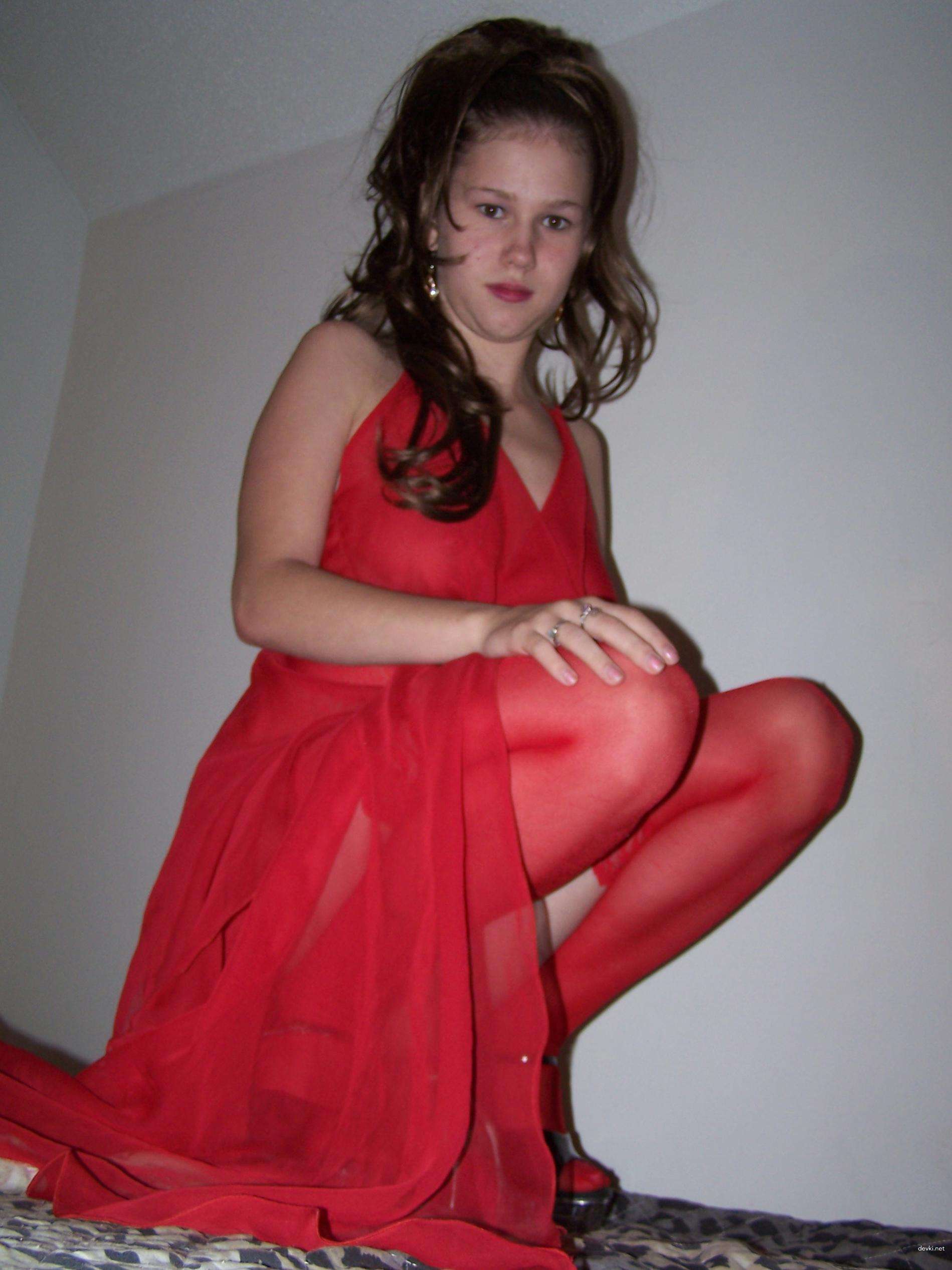 Amateur Nude Girl Poses Explicitly for Photoshoot