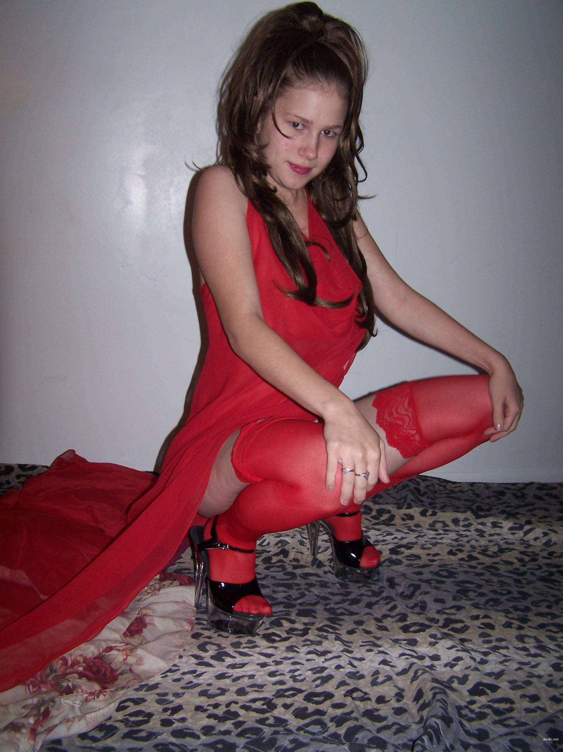 Amateur Nude Girl Poses Explicitly for Photoshoot