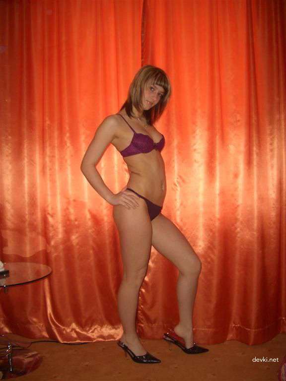 Amateur Babe Shows Bare Ass - Explicit Nude Photo Shoot