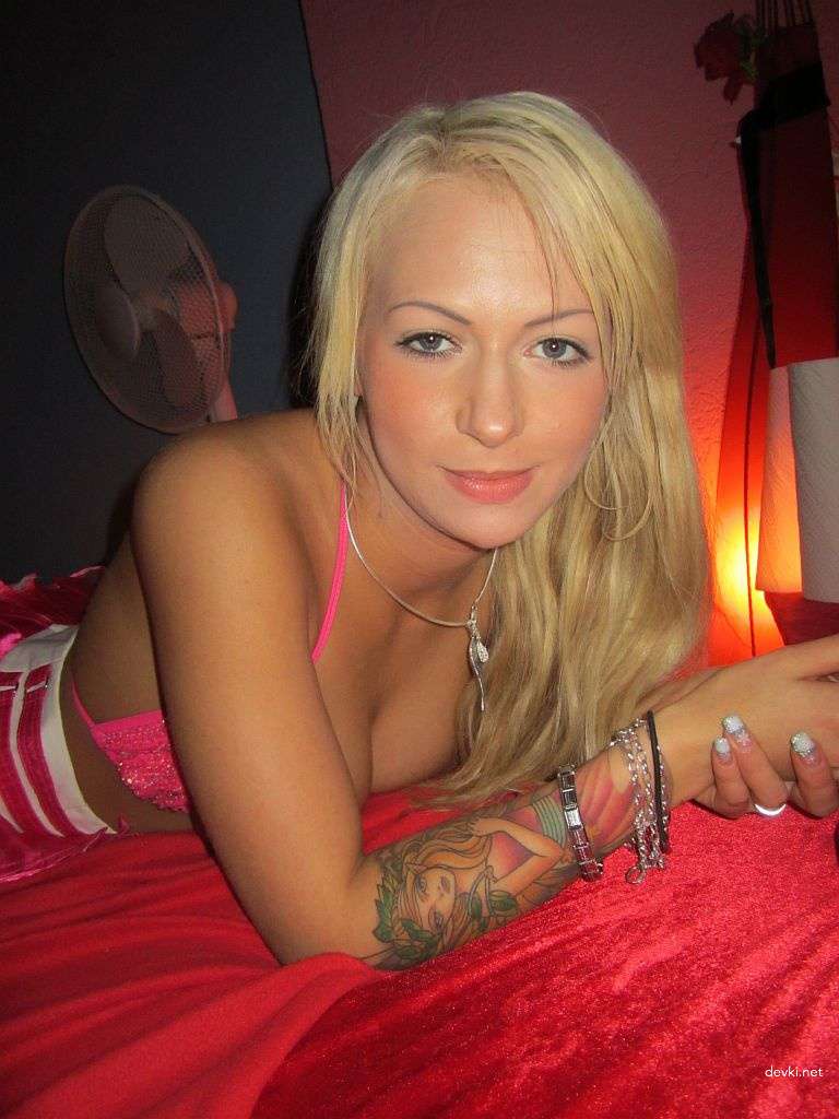 Hot Blonde Bombshell in Explicit Porn Photo Shoot