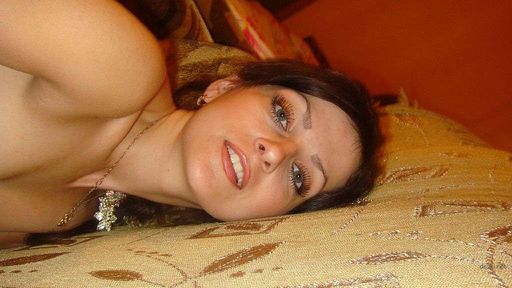 Seductive Nude Girl - Amateur Explicit Photo Shoot with Beautiful Naked Woman