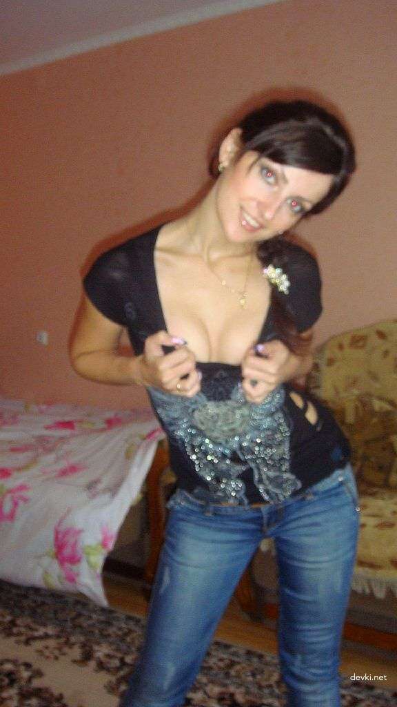 Seductive Nude Girl - Amateur Explicit Photo Shoot with Beautiful Naked Woman