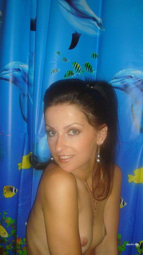 Seductive Nude Girl - Amateur Explicit Photo Shoot with Beautiful Naked Woman