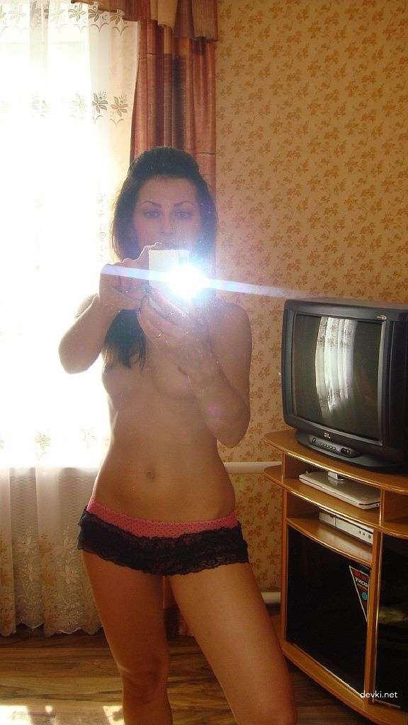 Seductive Nude Girl - Amateur Explicit Photo Shoot with Beautiful Naked Woman