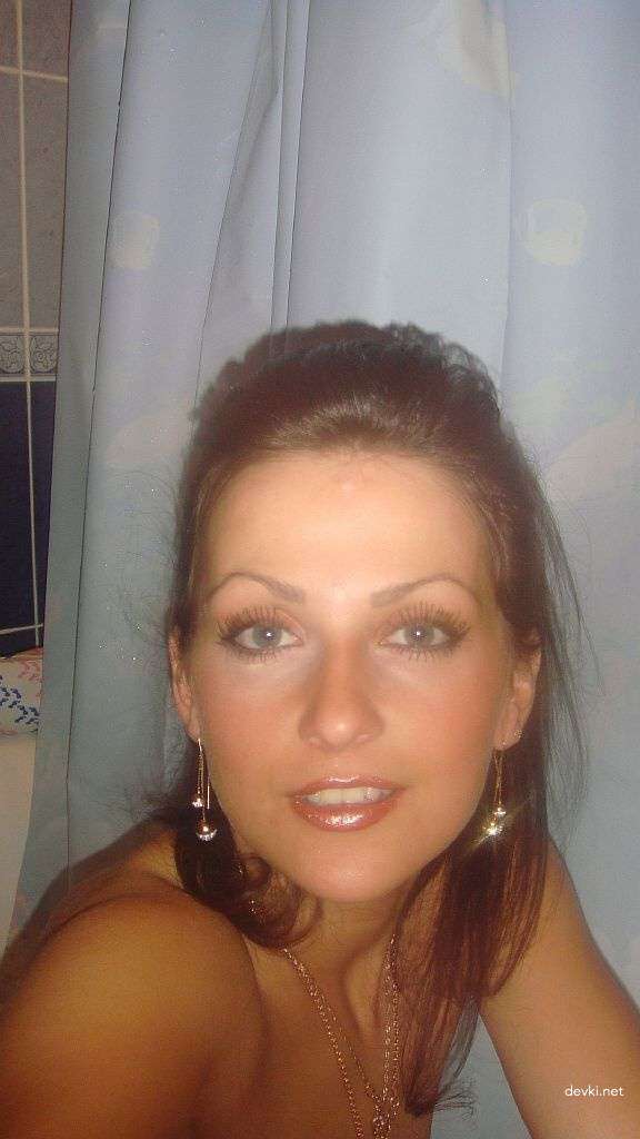 Seductive Nude Girl - Amateur Explicit Photo Shoot with Beautiful Naked Woman