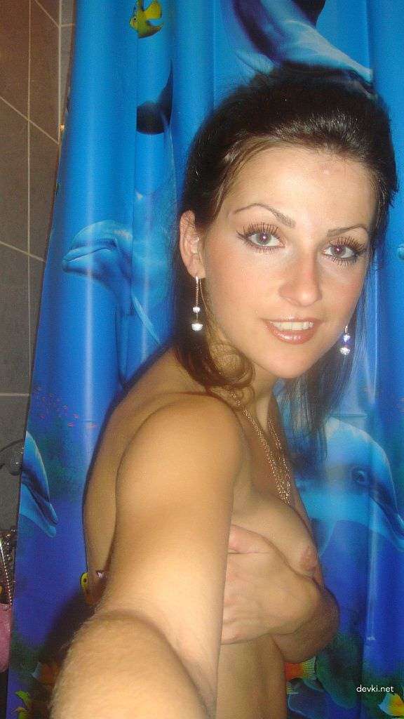 Seductive Nude Girl - Amateur Explicit Photo Shoot with Beautiful Naked Woman