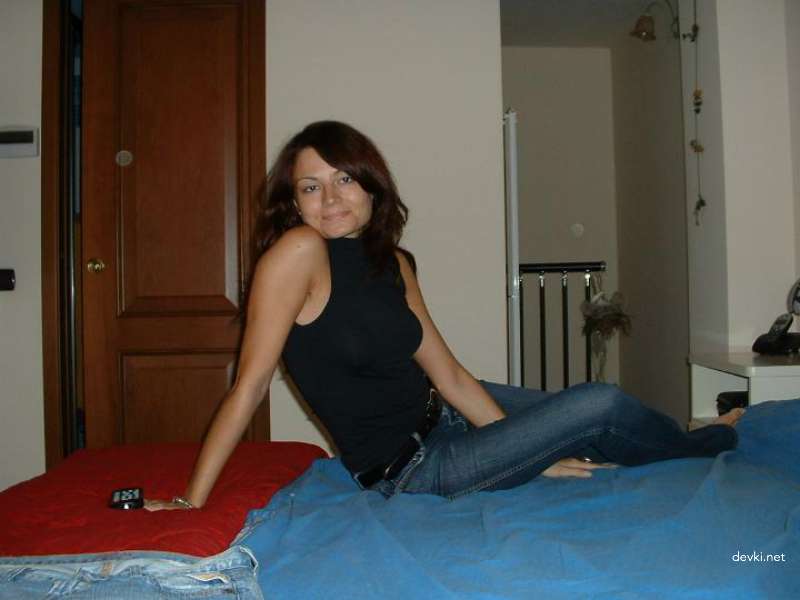 Busty Girlfriend Poses in Bed - Explicit Amateur Photo Shoot