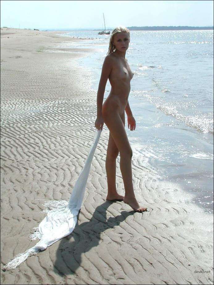 Sexy Girl Poses on Beach: Hot Amateur Photo Shoot by the Sea