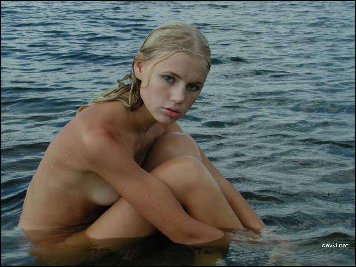 Sexy Girl Poses on Beach: Hot Amateur Photo Shoot by the Sea