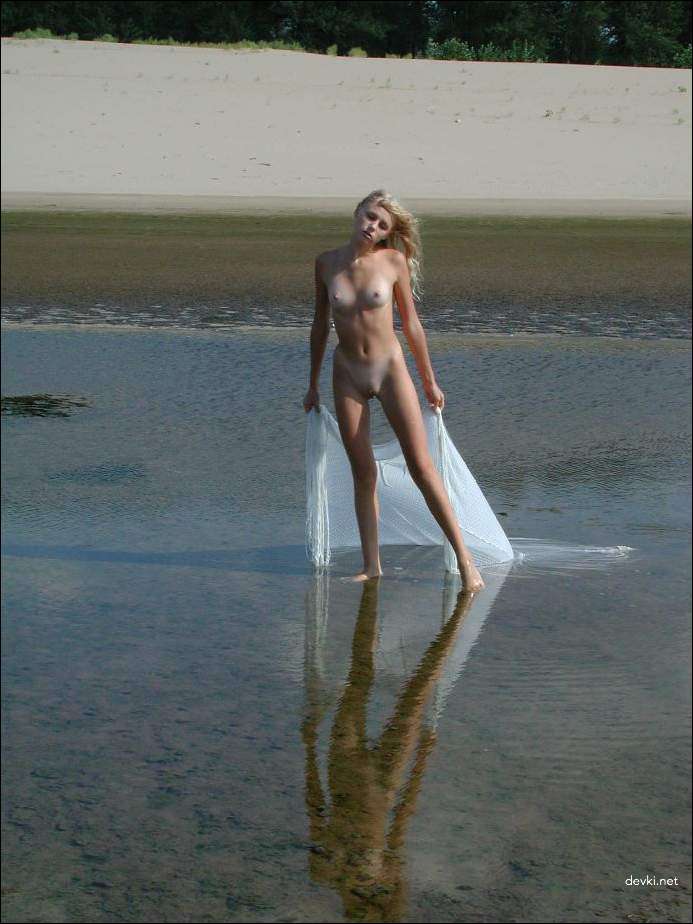 Sexy Girl Poses on Beach: Hot Amateur Photo Shoot by the Sea