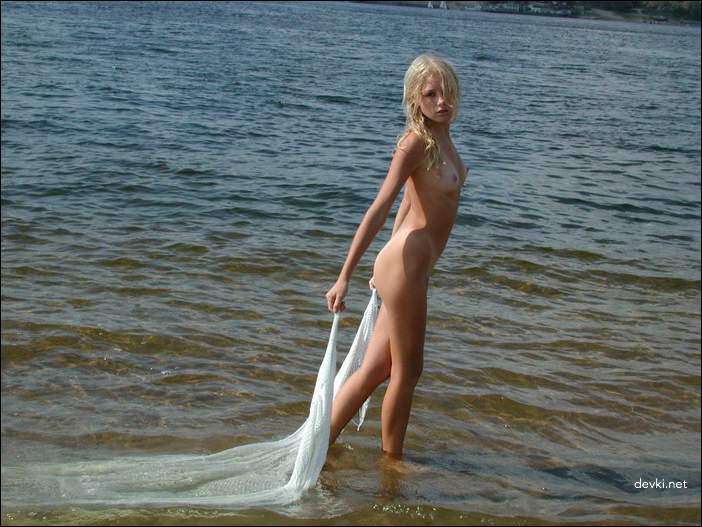 Sexy Girl Poses on Beach: Hot Amateur Photo Shoot by the Sea