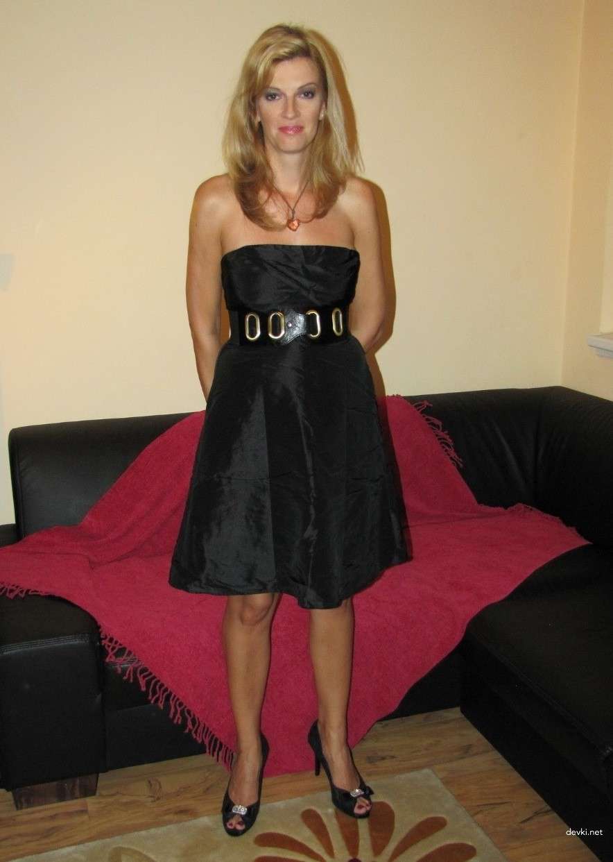 Mature Slut Amateur Photo - Mature Whore Shows It All